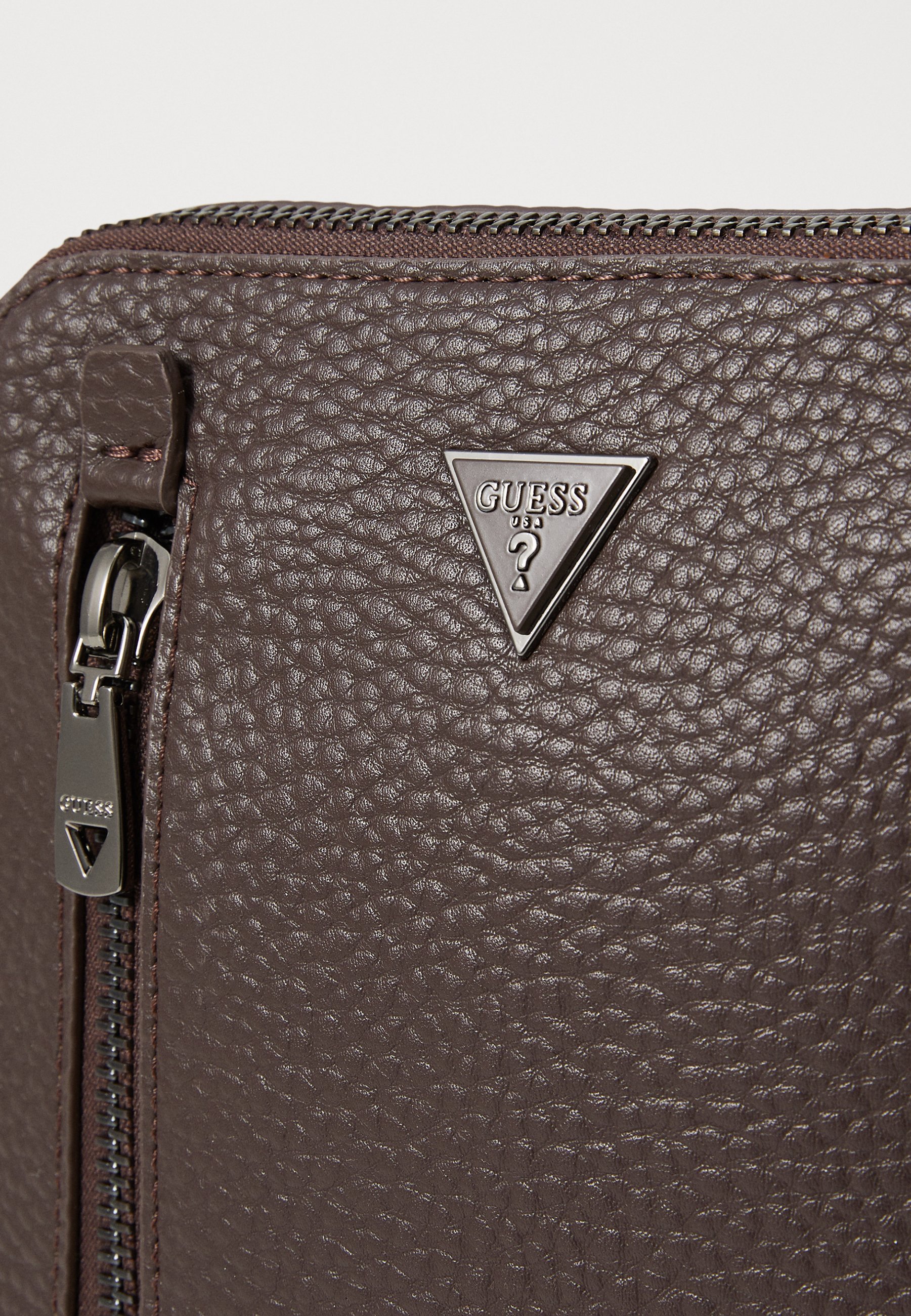 Sacs à bandoulière  Guess jeans HMTOGR P5220 DKB DARK BROWN